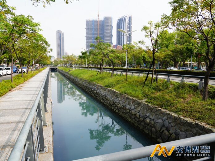 「民生大排」串連中央公園、國賓飯店和愛河等精華地段，最後匯流入愛河口，集污範圍涵蓋新興區及前金區，排水系統相當完善。