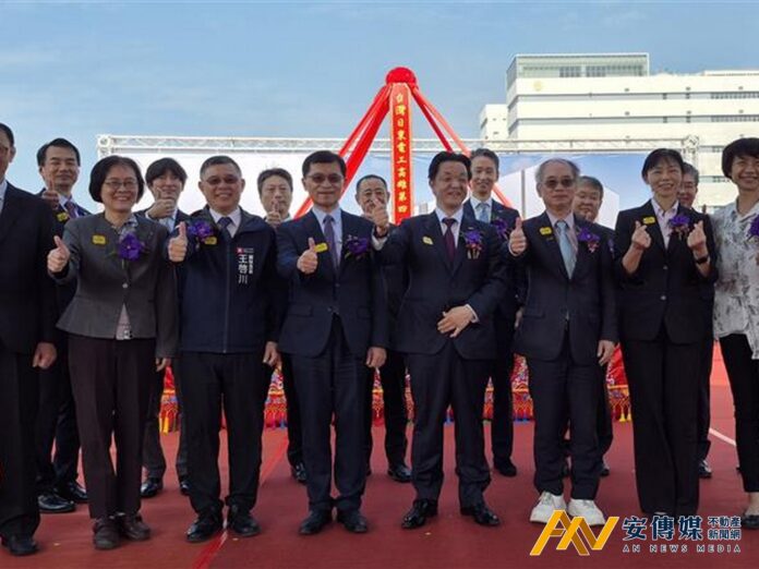 台灣日東電工高雄第四工廠新建工程開工動土典禮貴賓合影：高雄經濟發展局副局長王宏榮(左1)、經濟部園管局主任秘書林千惠(左2)、高雄副秘書長王啟川(左3)、經濟部次長何晉滄(左4)、台灣日東電工董事長明堅健二郎(左5)、經濟部投資台灣事務所執行長張銘斌(左6)、經濟部產業園區管理局高屏分局長游淑惠(左7)、高雄都市發展局主任秘書郁道玲(左8)。