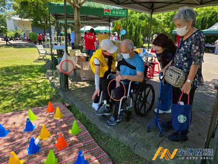信義房屋、北台灣無障礙運輸工會帶長者野餐趣