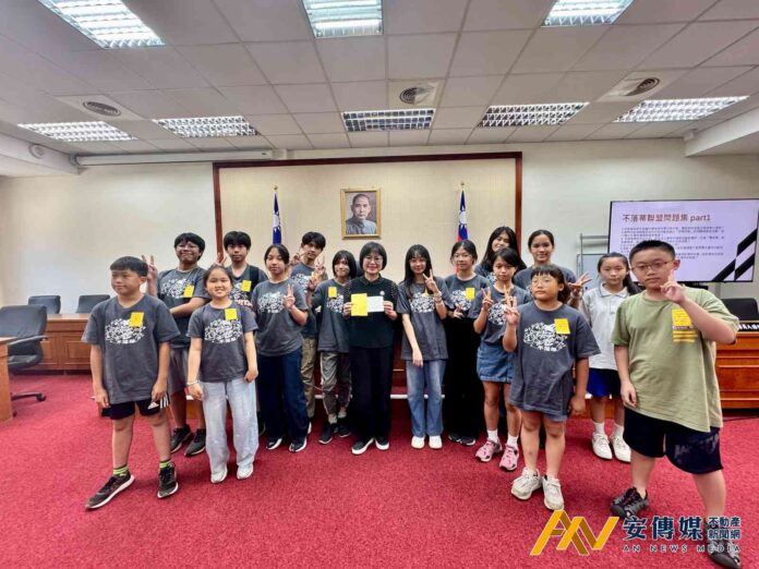 國中小學生組「不落蒂聯盟」獲信義房屋社區一家楷模獎