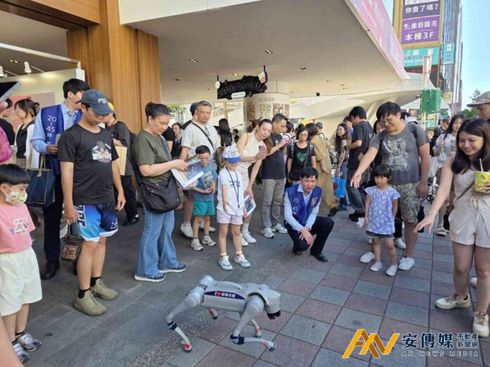 建商創意出奇招！捷運站周邊出現「機器狗」民眾搶拍打卡引關注
