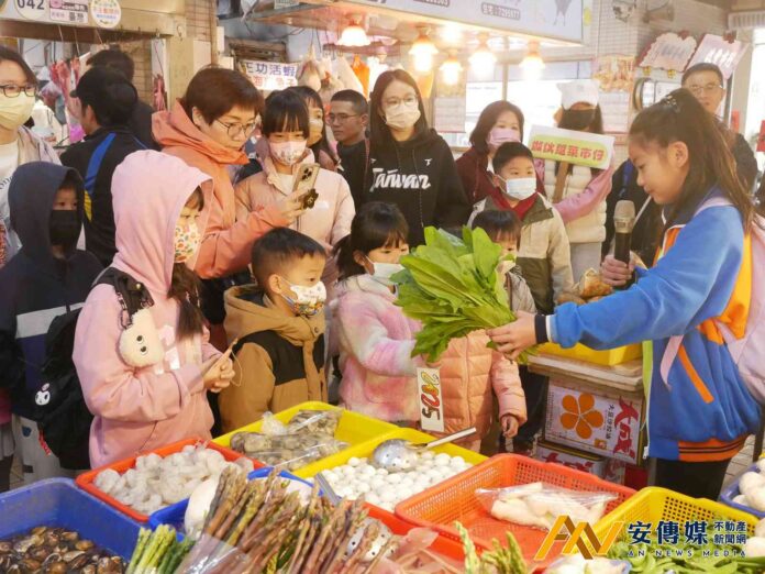 學生帶家長逛市場 「作伙踅菜市仔2.0」讓課堂走進生活