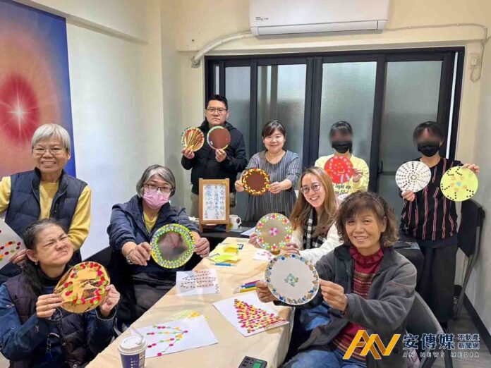 「以後我走了，我的孩子怎麼辦？」社區一家陪伴身障照顧者說出照顧的重量