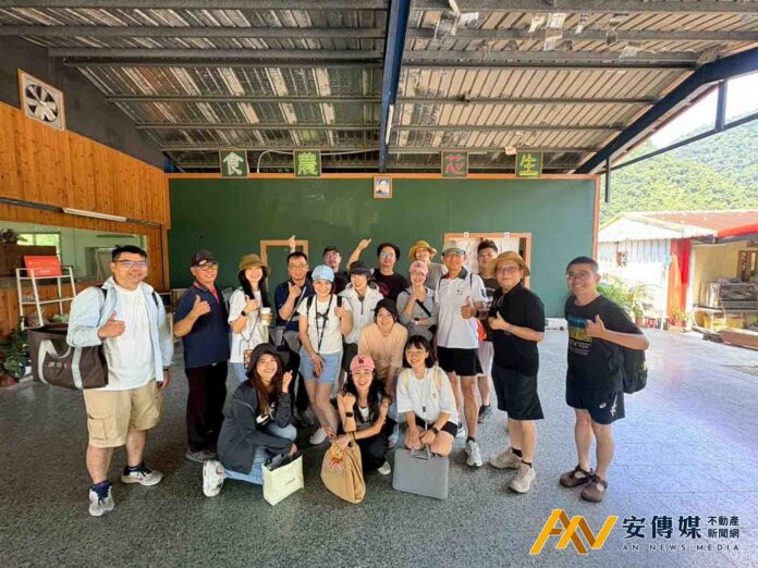 溝壁驚見「粉紅風暴」！信義代銷志工宜蘭刮除福壽螺卵護水圳